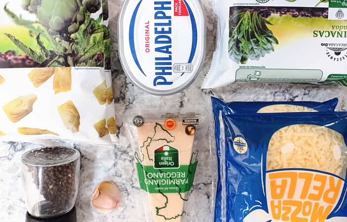 ingredientes del dip de espinacas y alcachofas en la encimera