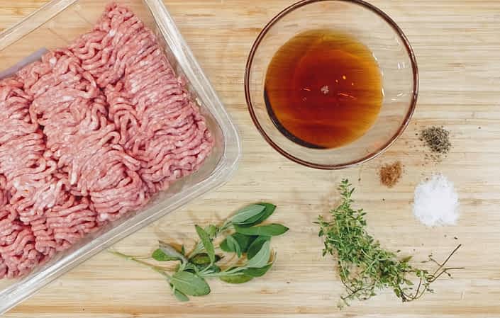 los ingredientes para hacer salchicha de desayuno americana