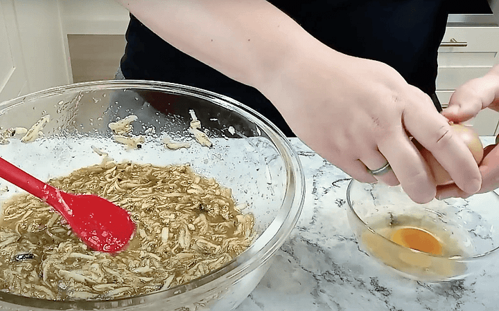 añadir huevos a la masa