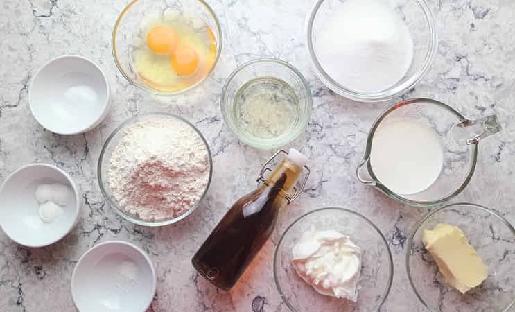 los ingredientes para hacer los cupcakes de vainilla