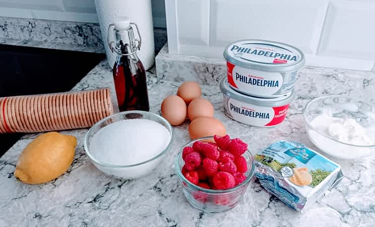 los ingredientes para hacer barritas de cheesecake con frambuesas