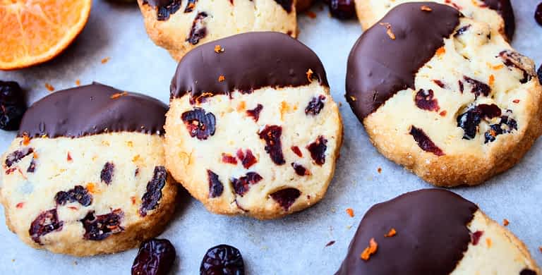 galletas de arándanos rojos, naranja, y chocolate en una bandeja