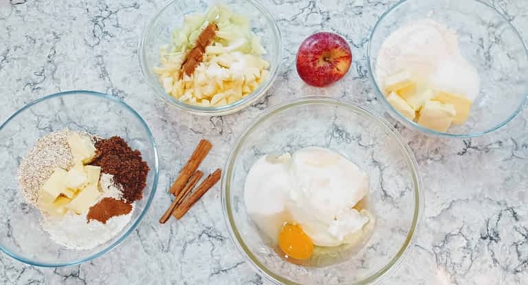 ingredientes para hacer barritas de cheesecake con manzana streusel