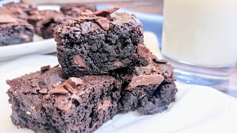 pila de tres brownies de chocolate americanos muy jugosos