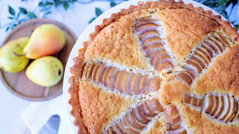 vista de cerca de una tartaleta de pera y almendra frangipane