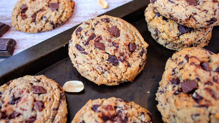 bandeja con galletas de maní y chocolate