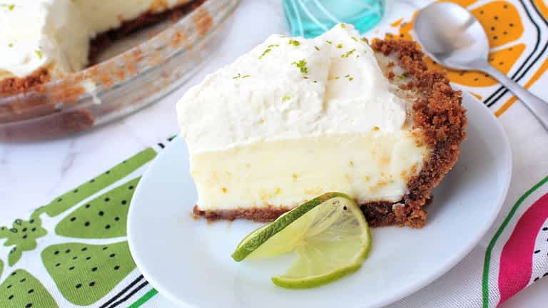un trozo de pay de lima Key Lime Pie