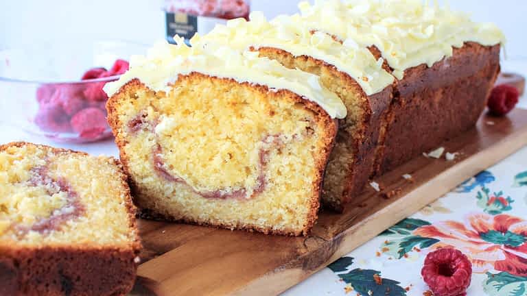 el mejor bizcocho de chocolate blanco y mermelada en un plato de servir