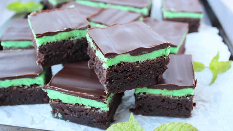 pila de brownies de menta