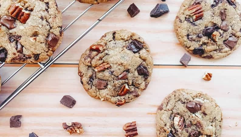 galletas de chocolate blanditas en una mesa y rejilla