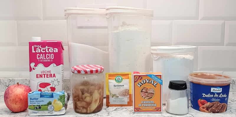 los ingredientes para hacer rollos de canela con manzana y dulce de leche
