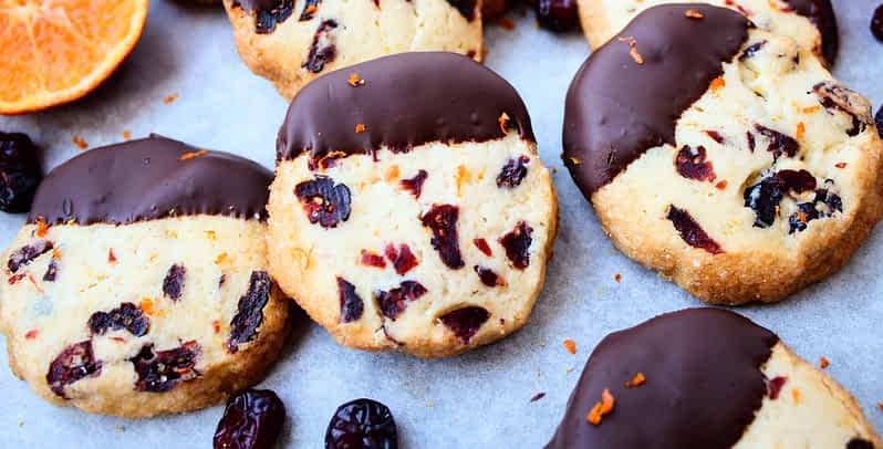 galletas de arándanos rojos, naranja, y chocolate en una bandeja