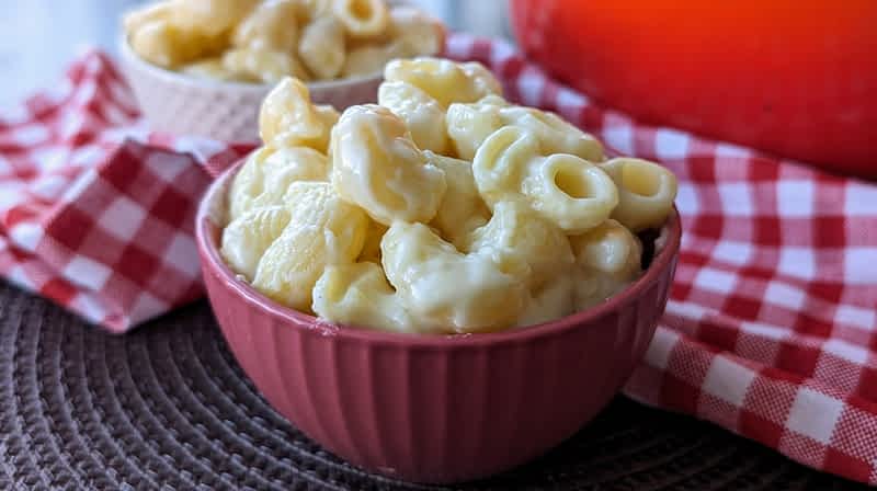 un bol pequeño de macarrones con queso