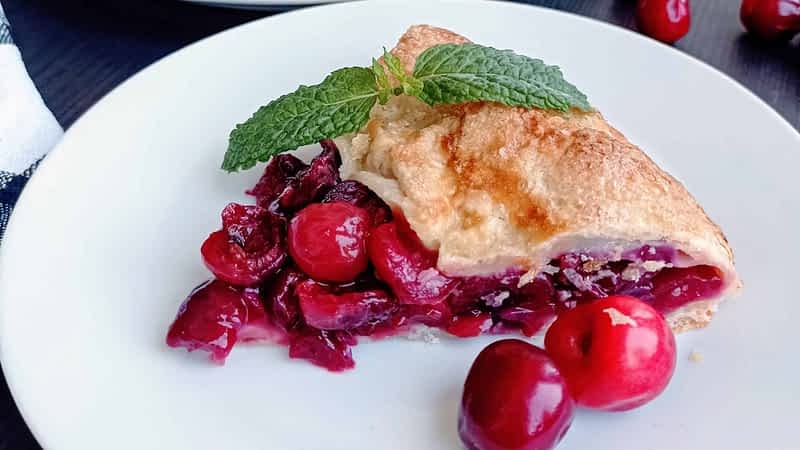 trozo de galette de cerezas