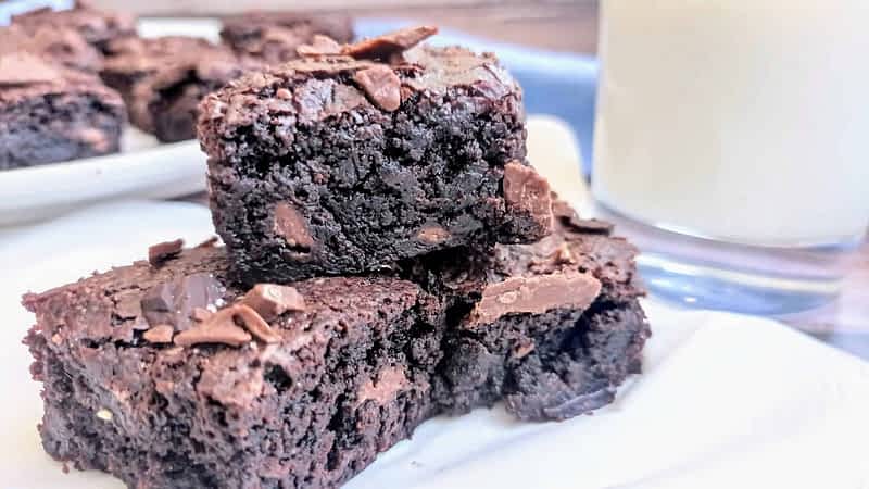 pila de tres brownies de chocolate americanos muy jugosos