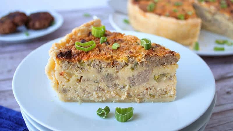 un trozo de la mejor quiche de salchicha y queso