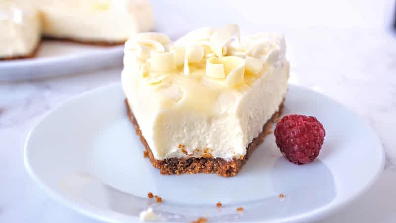 un trozo del cheesecake sin horno de chocolate blanco