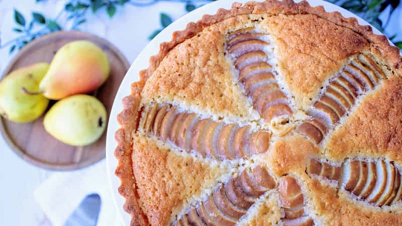 vista de cerca de una tartaleta de pera y almendra frangipane