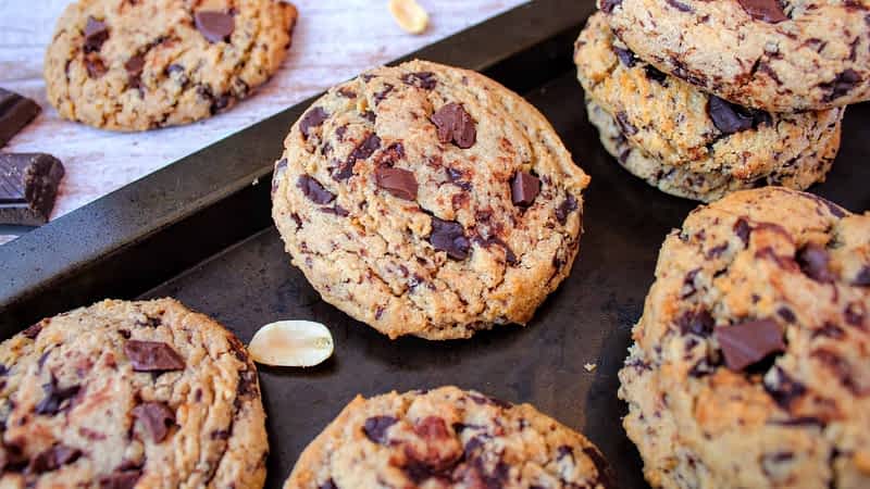 bandeja con galletas de maní y chocolate