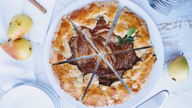 vista de arriba de la mejor galette de peras y canela