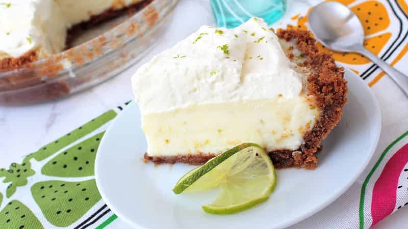 trozo de pay de lima (key lime pie) en un plato
