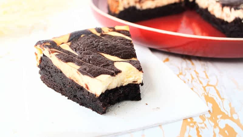 vista cerca de brownie de cheesecake