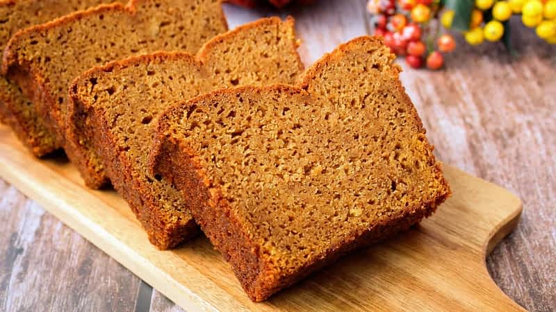 el mejor bizcocho de calabazo en un plato para servir