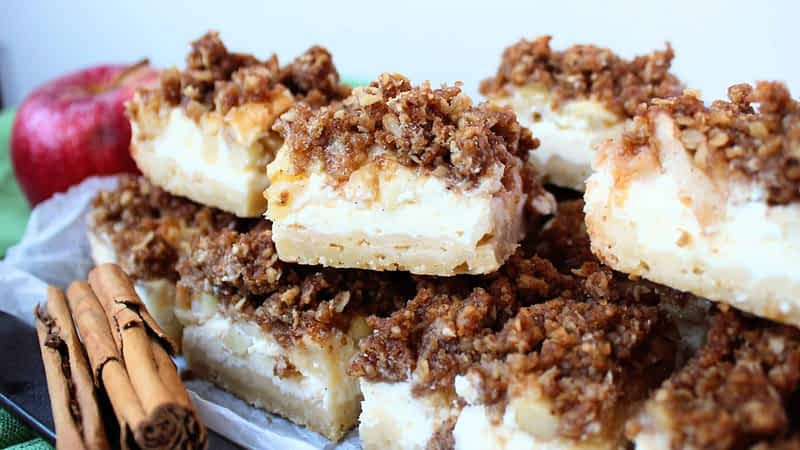 muchas barritas de cheesecake con manzana y strusel