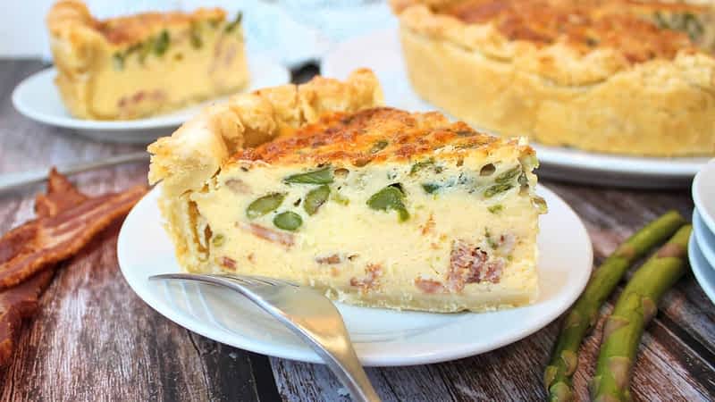 un trozo de la mejor quiche de beicon y espárragos
