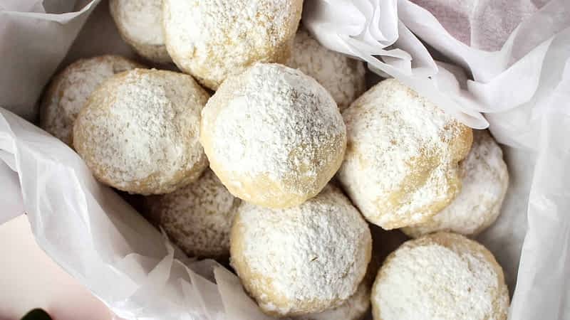 galletas de nuez y mantequilla en papel seda