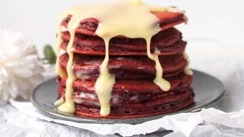 pila de panqueques red velvet