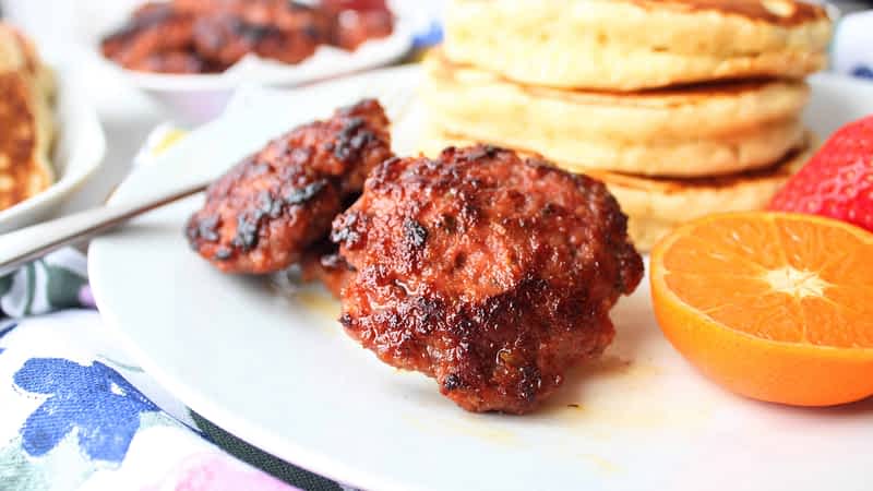 salchicha de desayuno en un plato con panqueques