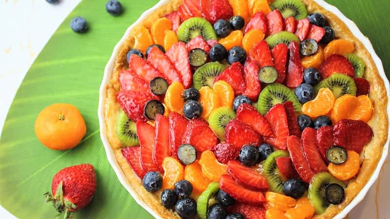 una tartaleta entera con crema pastelera y frutas