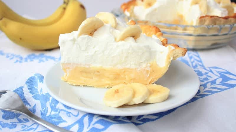 trozo de pay de plátano en un plato