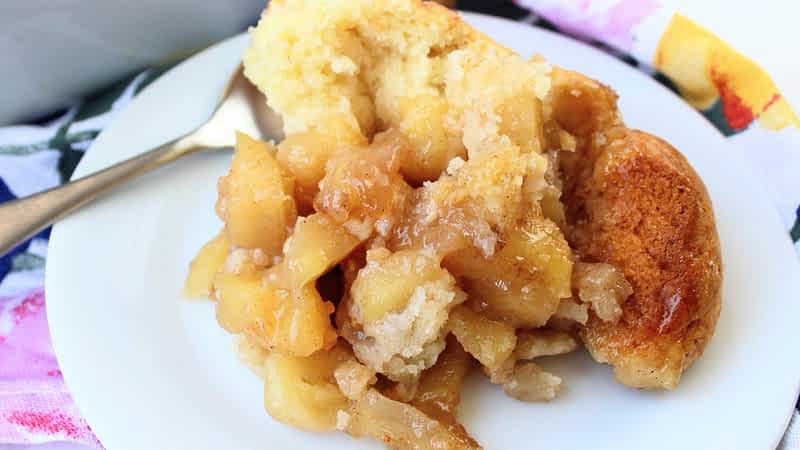 una porción de cobbler de manzana en un plato