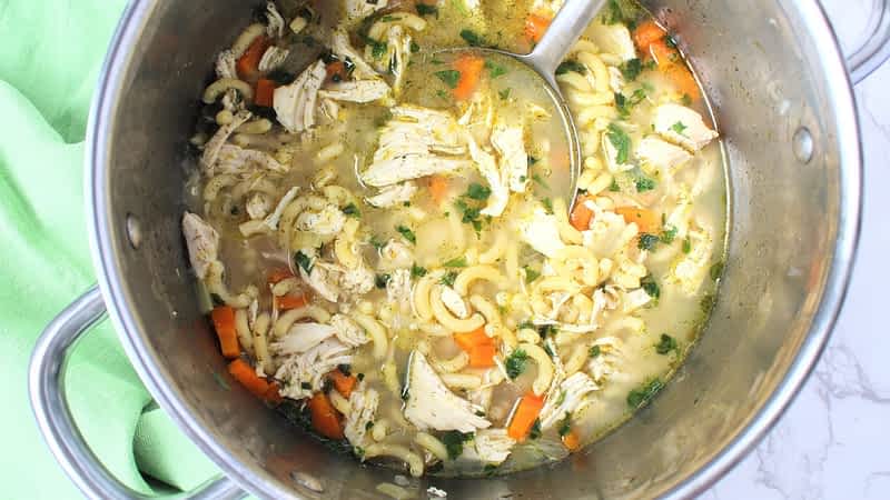 la olla grande con la sopa de pollo