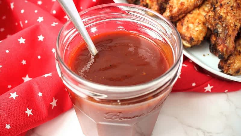 la salsa en una jarrita