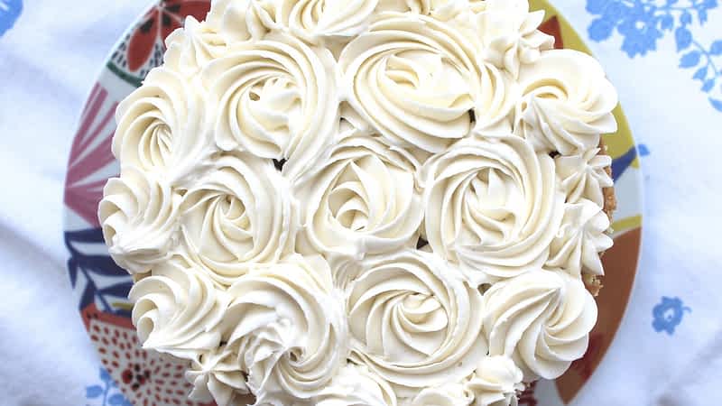 encima de una tarta glaseada con buttercream fácil