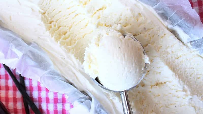 vista de arriba del helado casero y su firmeza en una bola