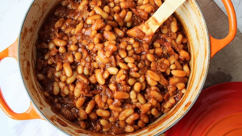 los mejores baked beans caseros en una olla grande