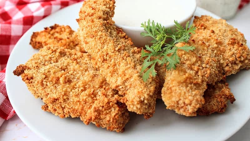 los mejores fingers de pollo caseros en un plato para servir