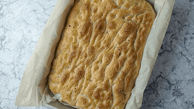 el pan focaccia horneado y listo para comer