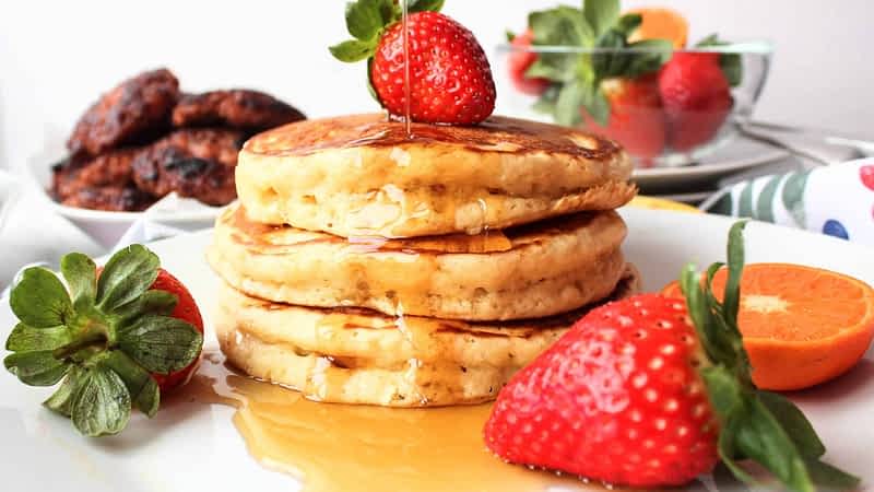 pila de tres tortitas con sirope de arce