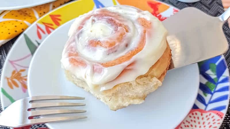mejor cinnamon rolls en una espátula para servir